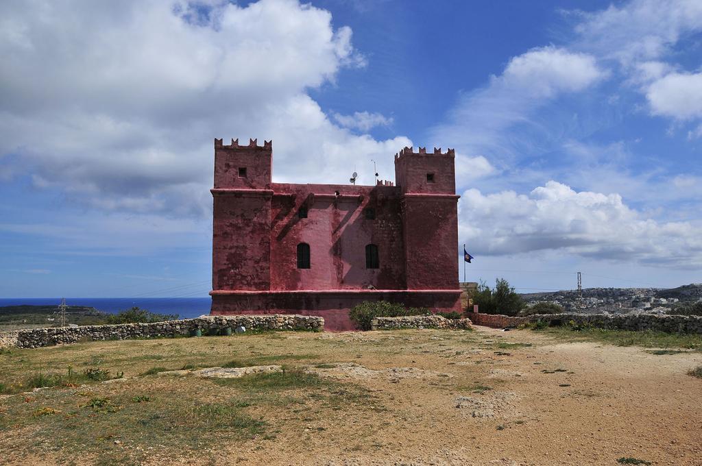 Beachfront With Seaviews Apartment No56 Award Winner Unbeatable Location For Closeness To The Sea Ideal For Guests Looking For Winter Spring And Autumn Breaks In Sunny Malta Also Ideal For Coastal Hikers Mellieha Exterior foto